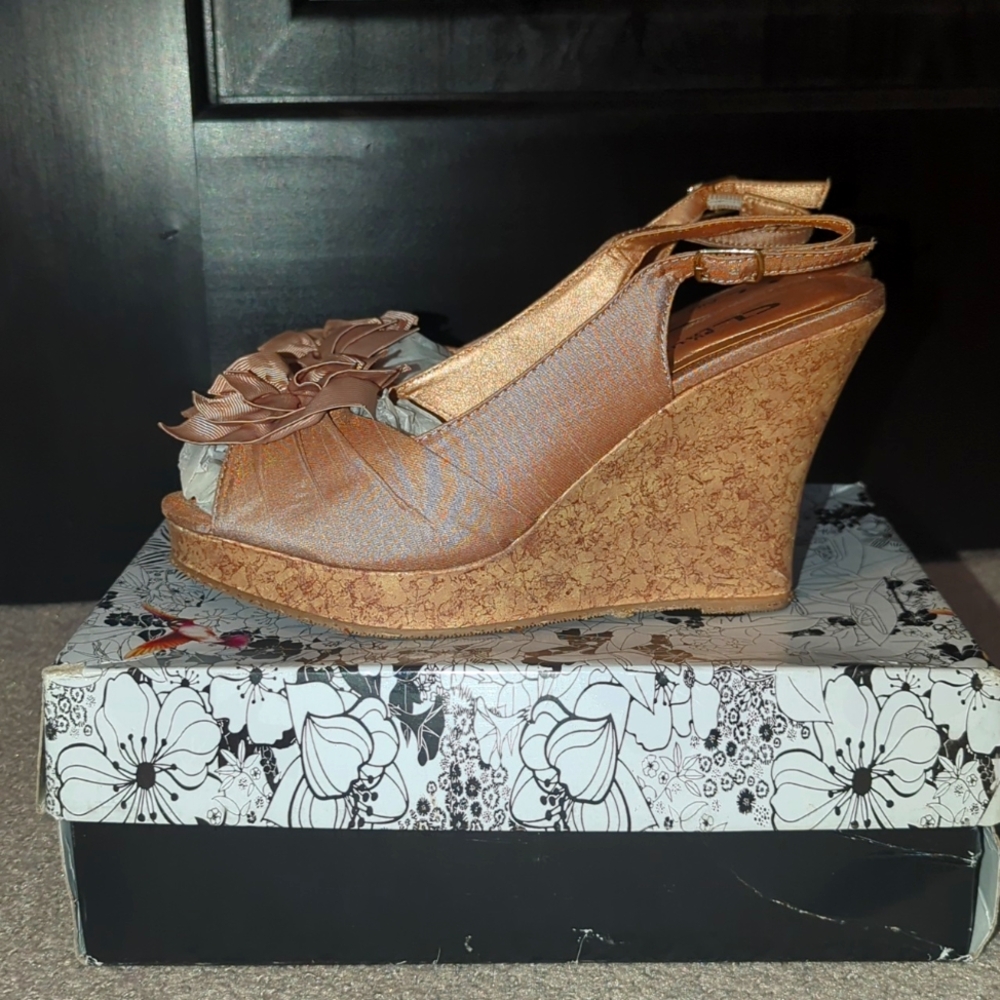 NWOT CL by Laundry Ilena size 8 Heel Platform Wedge Satin Sandals Bow Flower